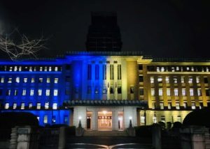 本庁舎にウクライナ国旗カラーの2色がライトアップ